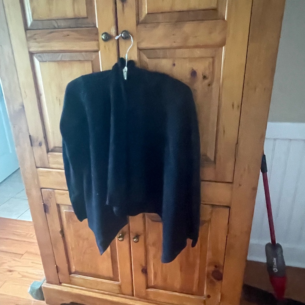 Black sweater with angles Vince brand